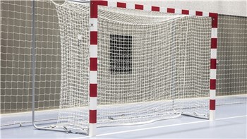 Montering af net på et håndboldmål