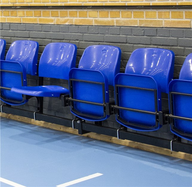 Tribunesæde klapbar - 6 stk på række, vægmonteret