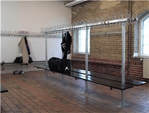 Omklædningsbænk dobbelt u/ryg. Fast gulvmont.