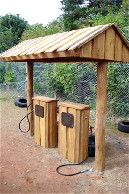 Robinia Benzintank, 2 standere