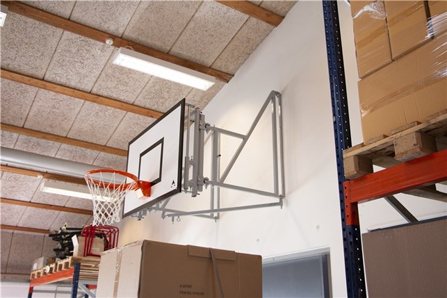 Basketball vægudhæng med sidelæns indsving