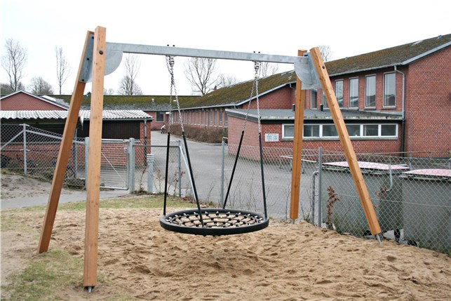 Stålgynge med limtræsstolper og fuglerede