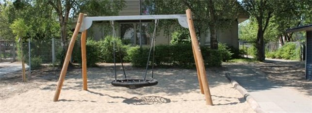 Robinia/stålgynge, fuglerede
