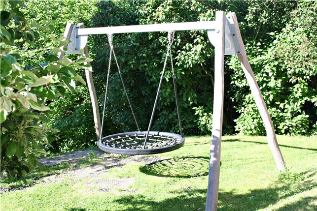 Robinia/stålgynge, fuglerede
