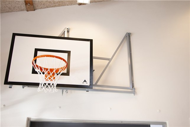 Basketball vægudhæng med sidelæns indsving