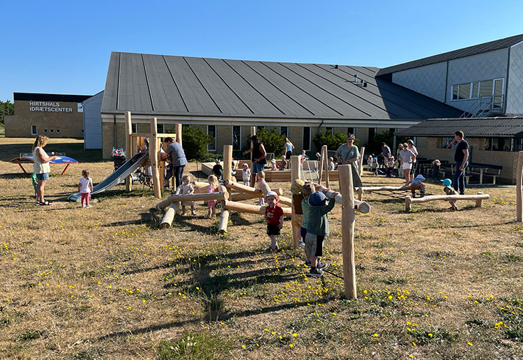 Naturlegeplads fra A-Sport med teqballbord og pannabane ved Hirtshals Idrætscenter.