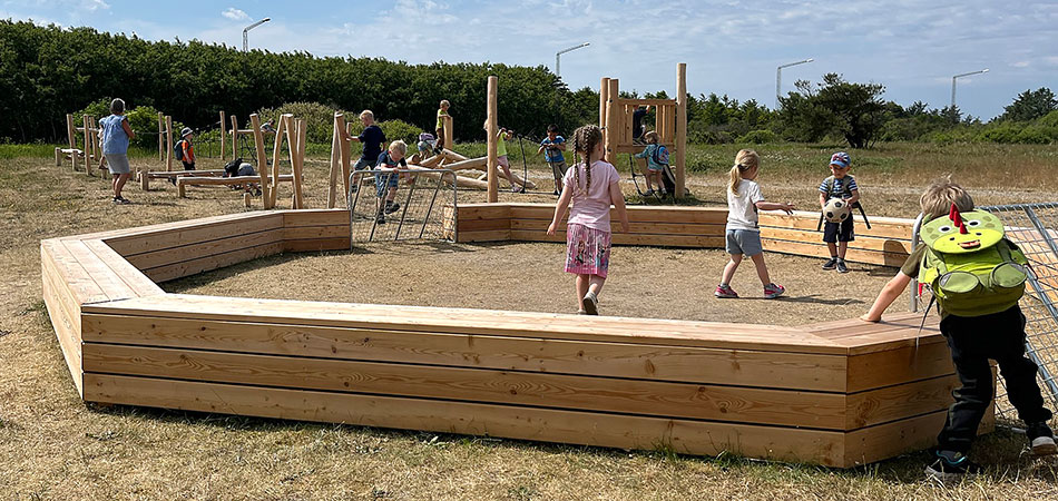 Naturlegeplads fra A-Sport med en pannabane og teqball bord ved Hirtshals Idrætscenter.