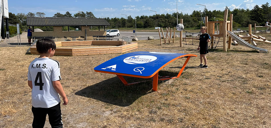 Teqball bord og pannabane fra A-Sport på en legeplads ved Hirtshals Idrætscenter