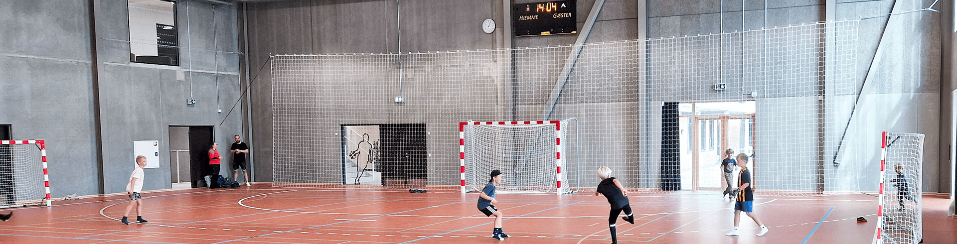 Idrætsudstyr som håndboldmål, bomskinner, ribber, tovskinner og spærrenet til idrætshallen i Hørning