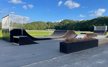 En mindre udendørs skatepark med skateramper ved Virklund Skole.