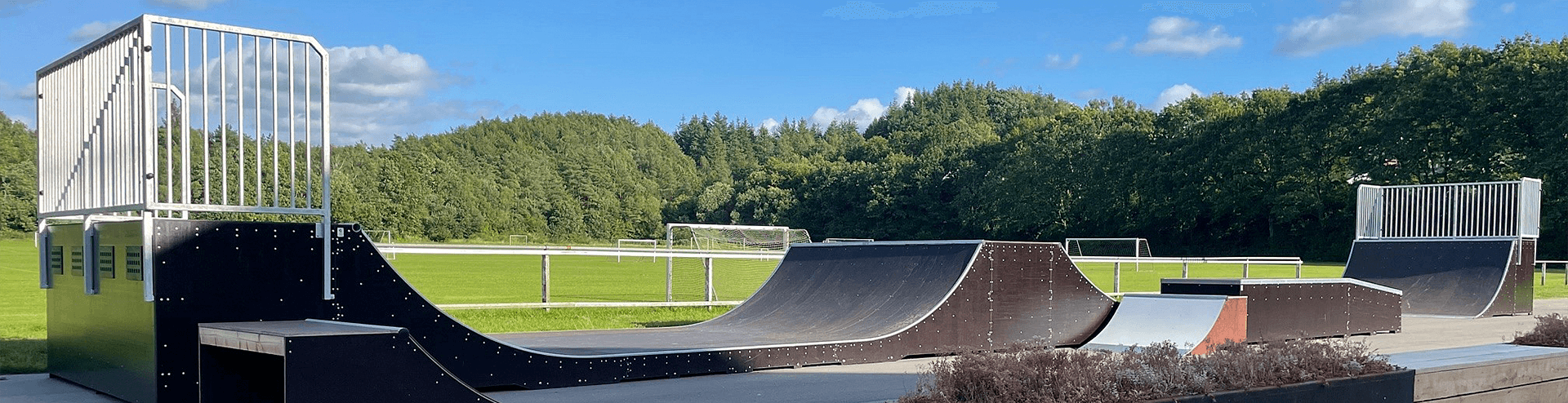 En mindre udendørs skatepark med skateramper ved Virklund Skole.