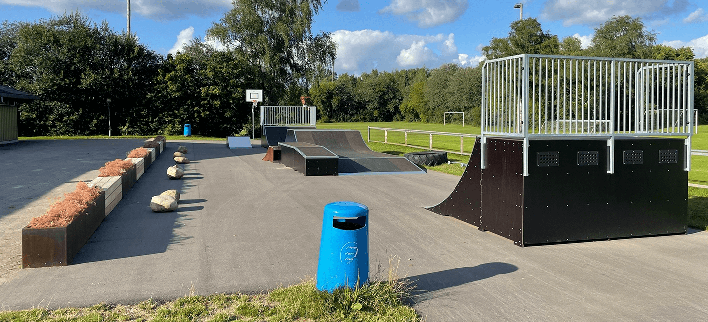 Udendørs aktivitetsområde med skateramper og basketstativer ved Virklund Skole.