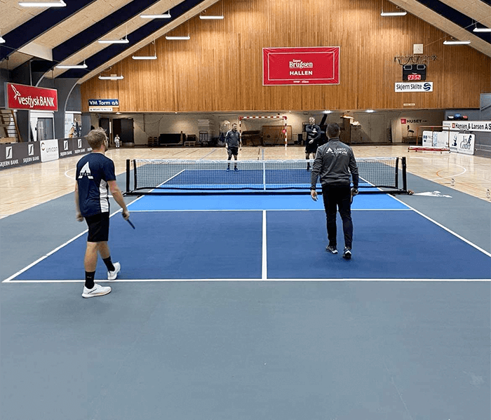 Fire pickleball spillere på en True Court indendørs pickleballbane i Ringkøbing Skjern Kulturcente.