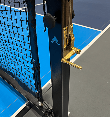 Et pickleball-konkurrencenet på True Court-gulv på en indendørs pickleballbane.