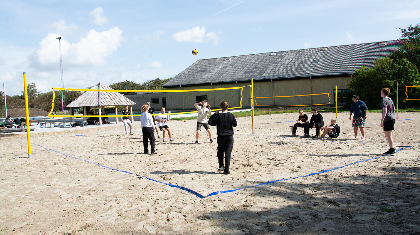 Unge mennesker spiller beachvolley