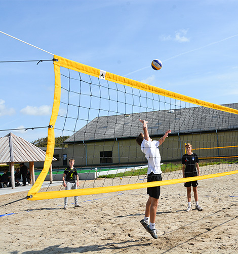 Unge mennesker spiller beachvolley