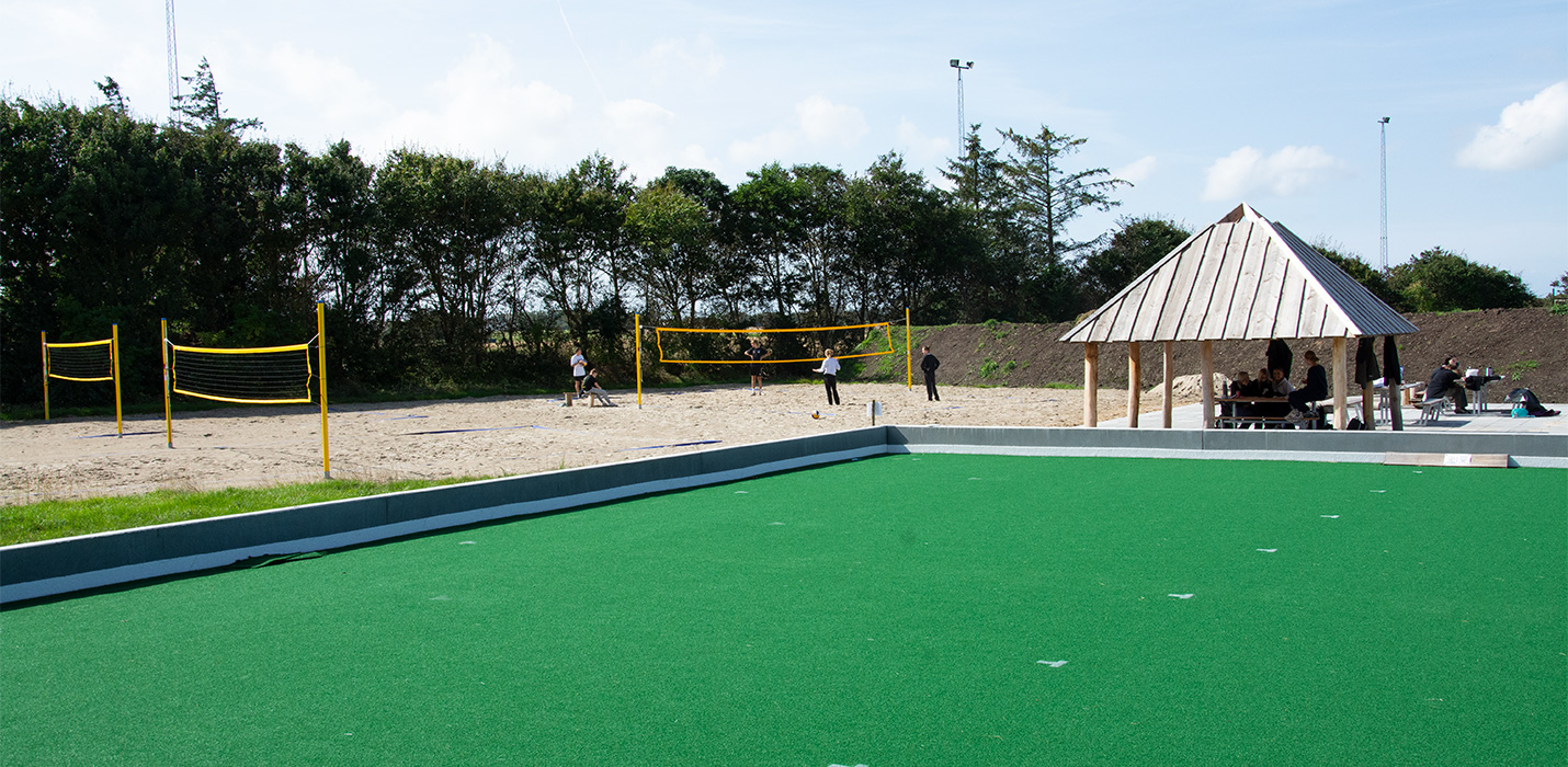 Bevægelsesområde i Bedsted Multipark med beachvolleybaner, kunstgræsbane til bowls og grillhytte