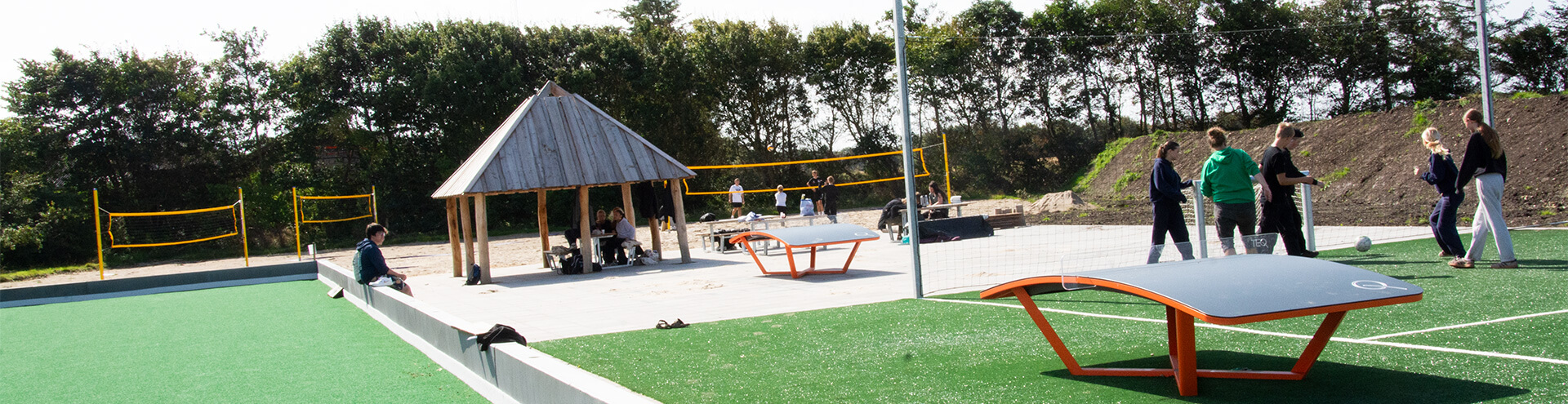 Bevægelsesområde i Bedsted Multipark med beachvolleybaner, teqball-borde, kunstgræsbane til bowls og grillhytte.