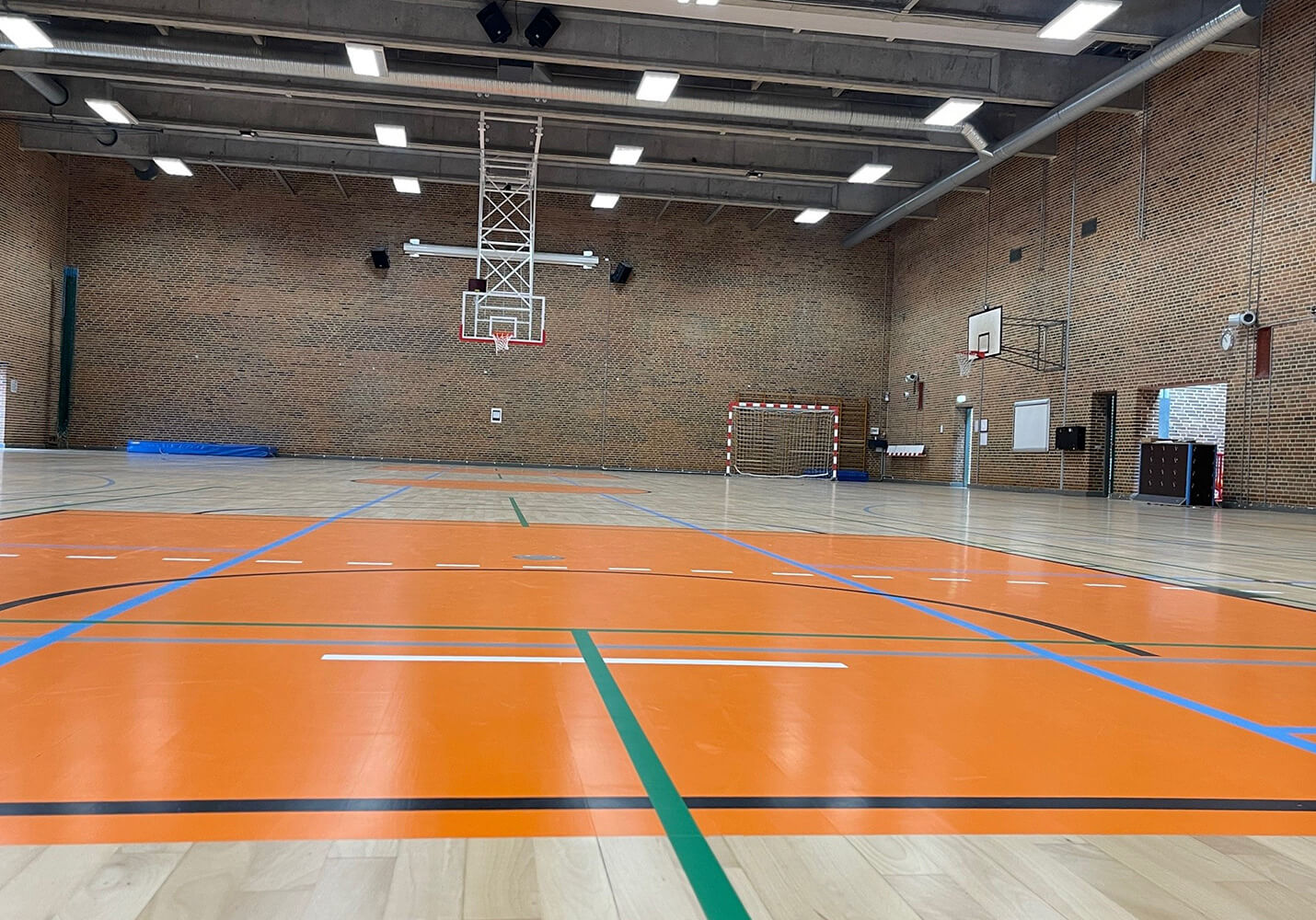 Gulvopstregning af basketballbane i hallen og loftmonterede motorbasketstativer fra A-Sport