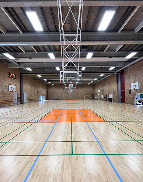 Gulvopstregning af basketballbane i hallen og loftmonterede motorbasketstativer fra A-Sport