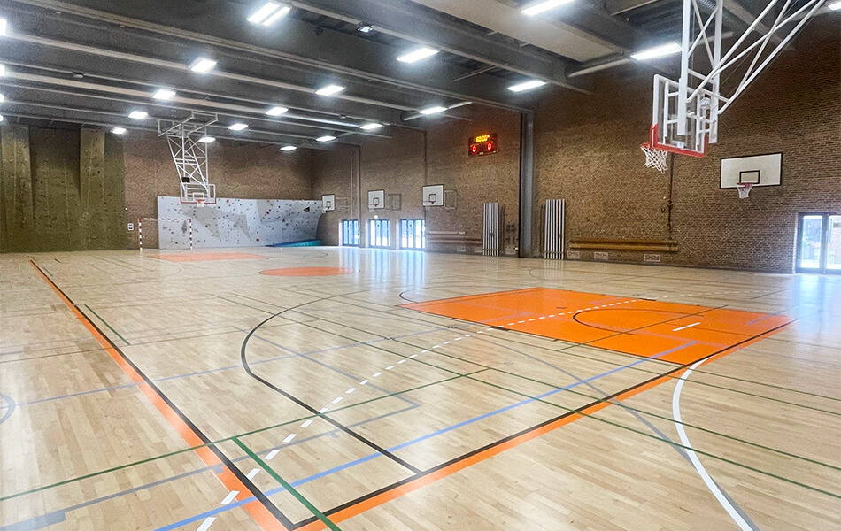 Gulvopstregning af basketballbane i hallen og loftmonterede motorbasketstativer fra A-Sport