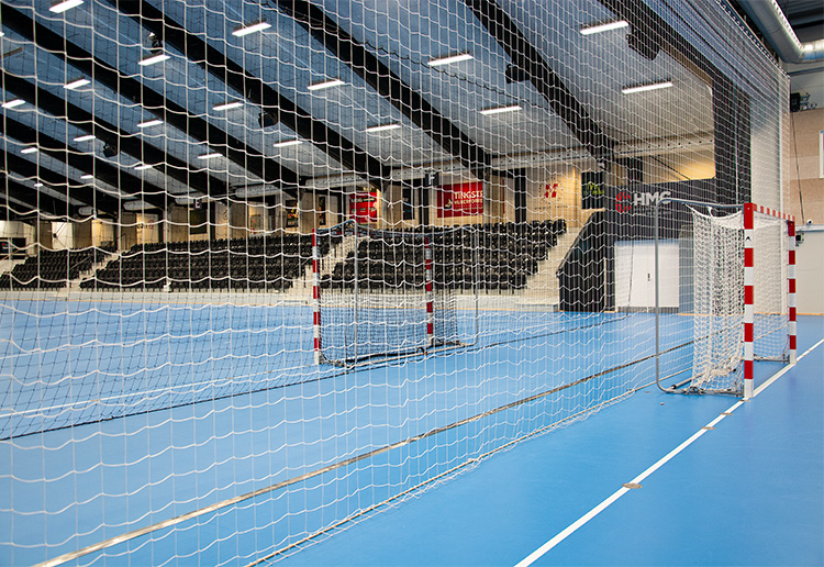 To idrætshaller med nyt spærrenet, håndboldmål, baltik-skinner og badmintonstøtter fra A-Sport.