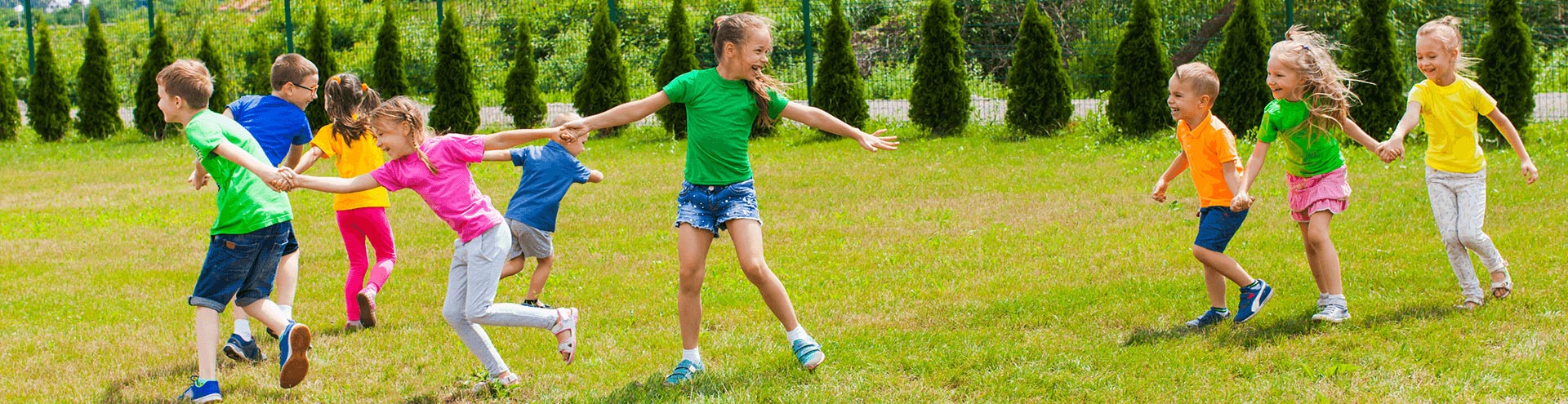Børn leger på boldbane