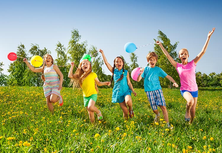 Børn leger med balloner