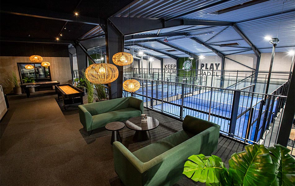 Loungeområde i padelhall