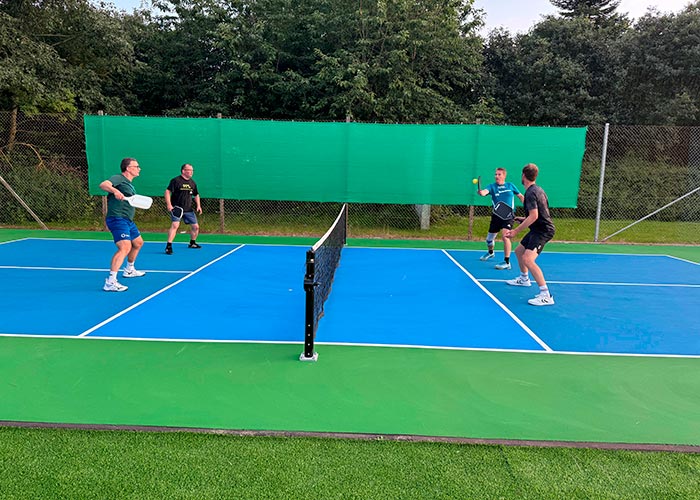 4 mænd der spiller pickleball i Rolfsted på Fyn