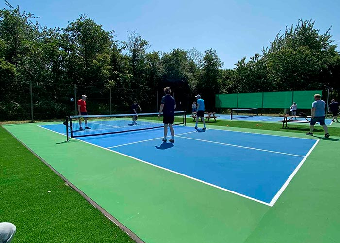 4 mænd der spiller pickleball i Rolfsted på Fyn