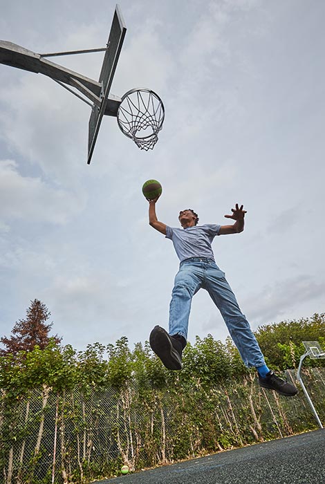 1 person spiller basketball på basketball bane
