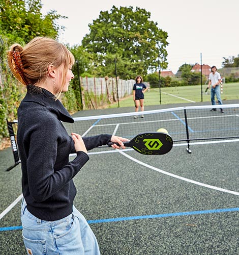 Pigen der spille pickleball