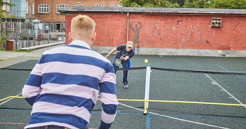2 drenge spiller pickleball
