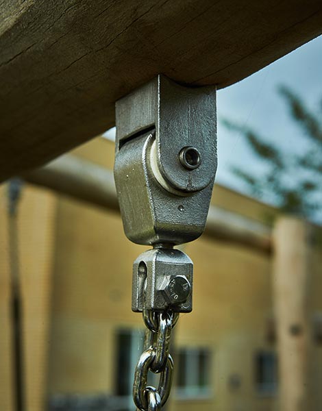 Detalje på opsætning af gynge