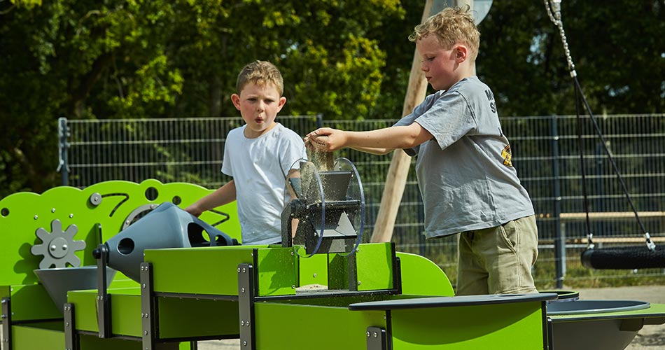 2 drenge leger med sand- og vandleg