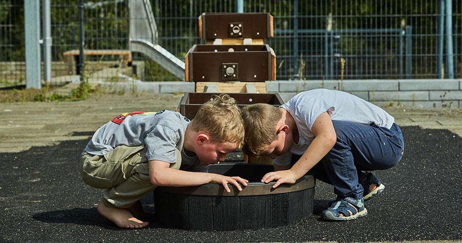 2 drenge leger med vand- og sandleg
