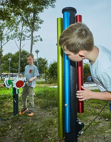 Drenge ved musik redskaber