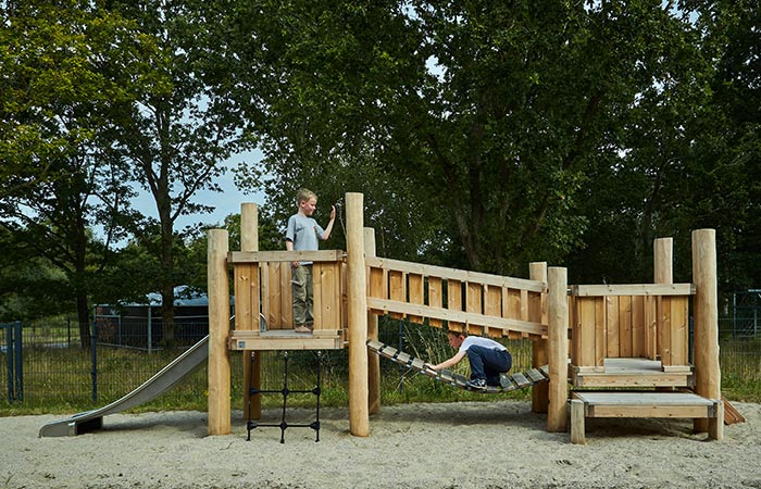 2 drenge leger på klatretårn af robinatræ