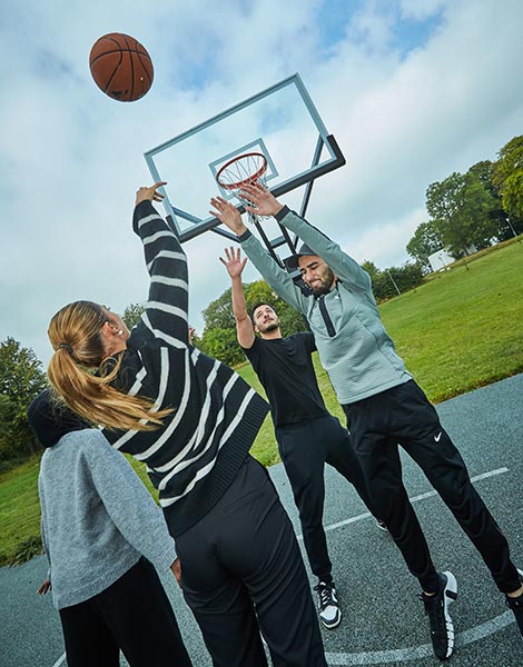 Unge mennesker spiller basketball
