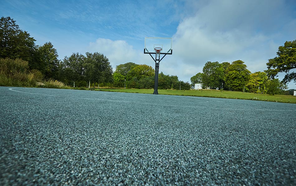 Megaslam basketballstativ på nylagt gummibelægning