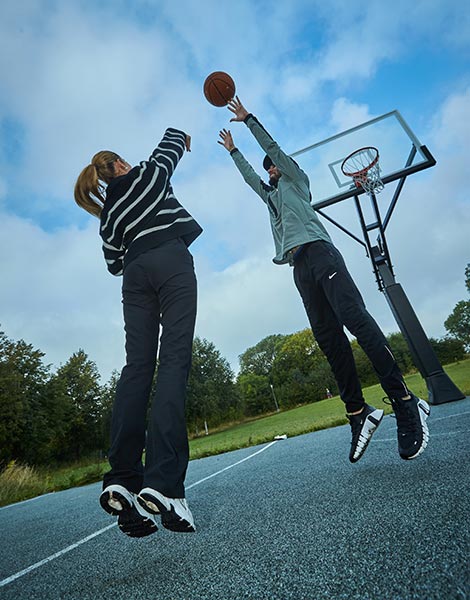 2 unge mennesker spiller basketball