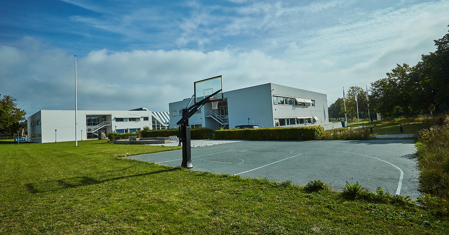 Basketballstativ og pannabane ved Høje Taastrup Gymnasium