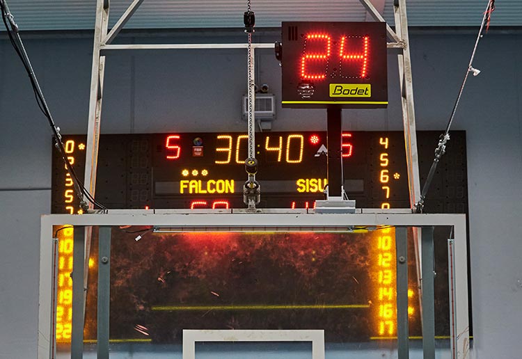 Shot clock påsat et basketballstativ