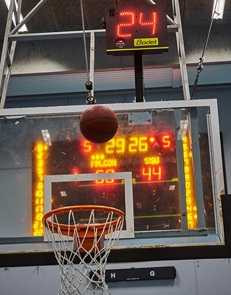 Basketball på vej i mål foran scoringstavle