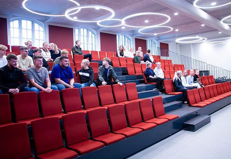 Teleskoptribuner med elever i et auditorium