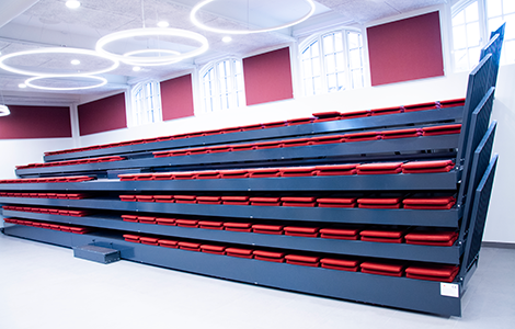 Teleskoptribune ved at blive rullet ud