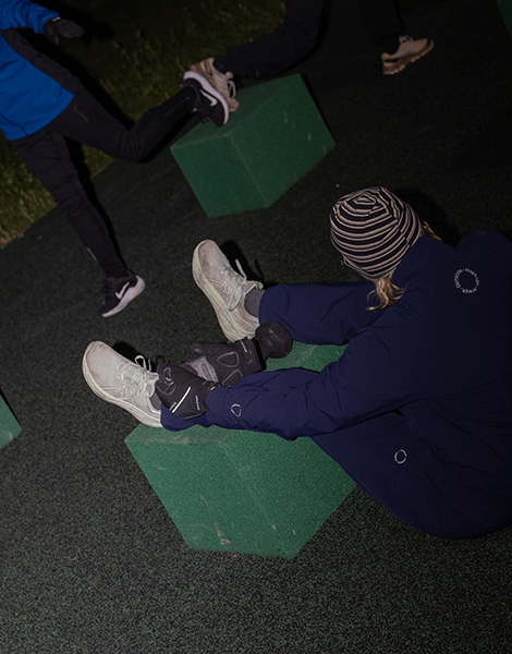 En pige træner ved jump boxes