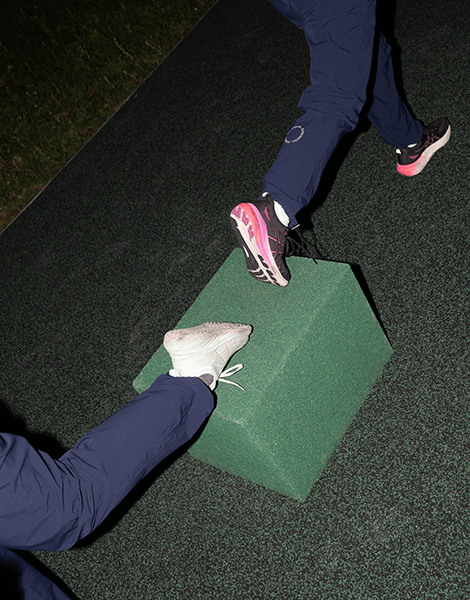 2 personer bruger jump boxes til træning