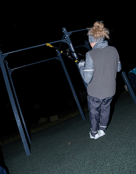 Kvinde træner ved træningsrack